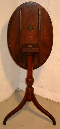 Hepplewhite Mahogany Candlestand with Urn Pedestal